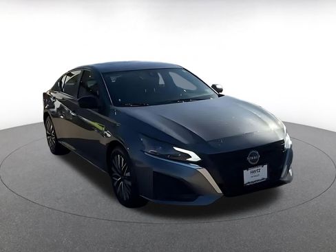 Used 2025 Nissan Altima 2.5 SV FWD image 3
