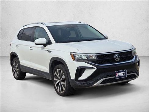 Used 2024 Volkswagen Taos SE w/ Panoramic Sunroof Package FWD image 3