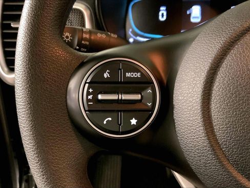 Used 2025 Kia Soul LX w/ LX Technology Package FWD image 18