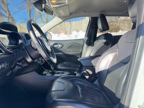 Used 2019 Jeep Cherokee Limited image 16