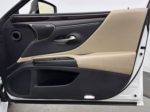 Used 2020 Lexus ES 300h ES 300h w/ Premium Package image 38