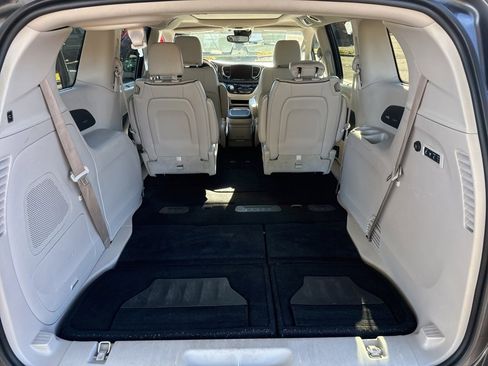 Used 2021 Chrysler Pacifica Limited w/ Premium & Safety Sphere Group image 20