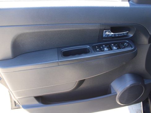 Used 2009 Jeep Liberty Sport RWD image 18
