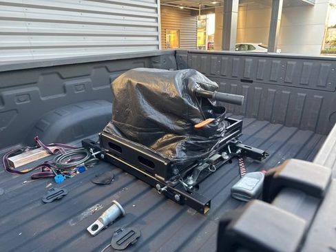 Used 2021 GMC Sierra 2500 Denali w/ Denali Black Diamond Edition image 9