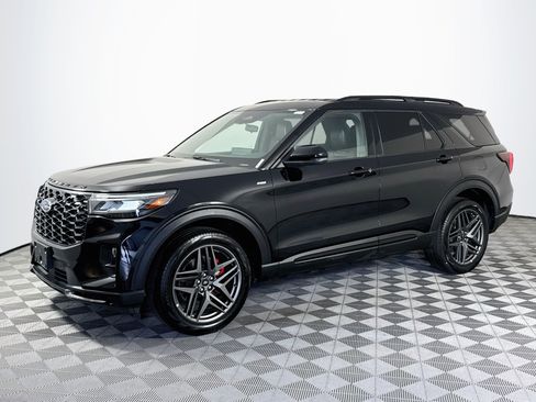 Used 2025 Ford Explorer ST-Line w/ ST-Line Street Pack AWD/4WD image 4