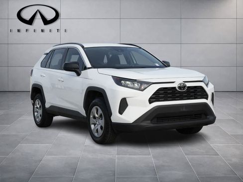Used 2019 Toyota RAV4 LE FWD image 3