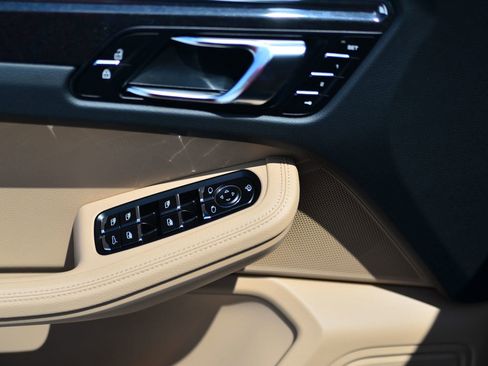 Certified 2025 Porsche Macan image 13