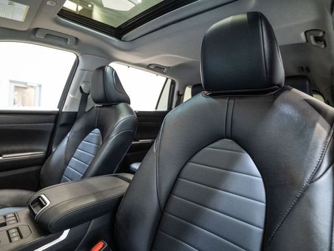 Certified 2024 Toyota Highlander XLE image 6