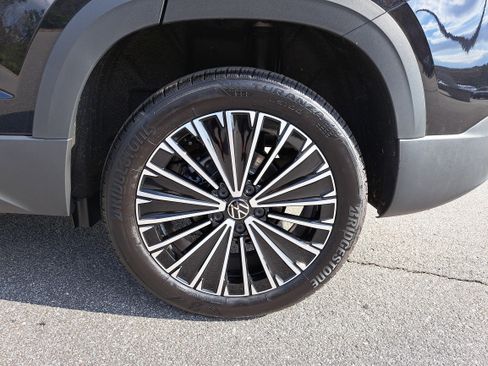 Used 2025 Volkswagen Taos SE w/ Panoramic Sunroof Package image 30