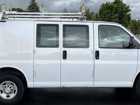 Used 2018 Chevrolet Express 2500 w/ Driver Convenience Package RWD image 4