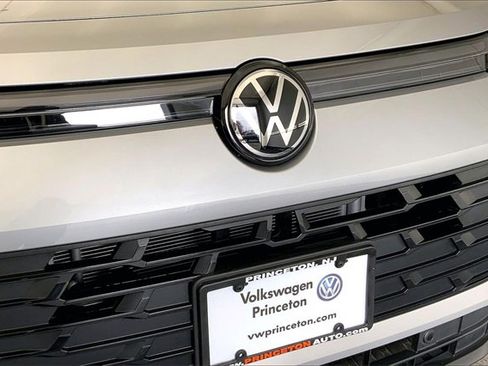 Used 2025 Volkswagen Tiguan SE w/ Panoramic Sunroof Package image 30