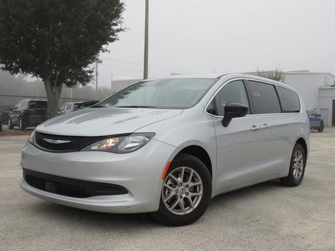 Used 2024 Chrysler Voyager LX image 2