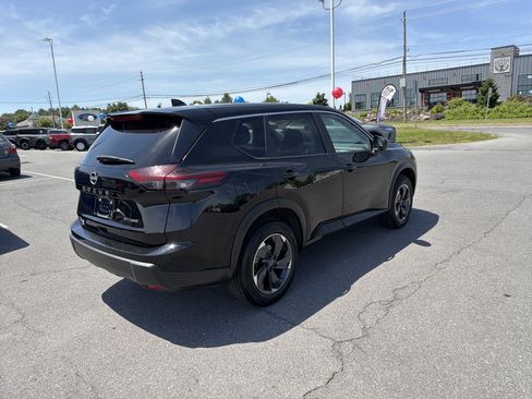 Used 2024 Nissan Rogue SV AWD/4WD image 3