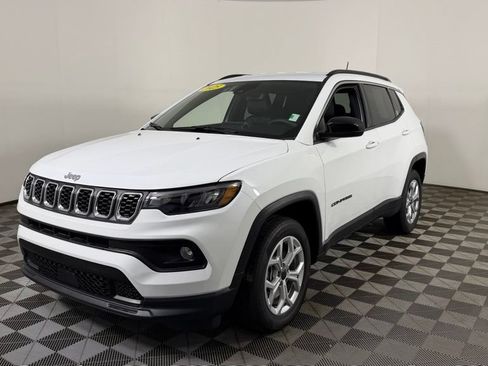 Used 2025 Jeep Compass Latitude AWD/4WD image 3