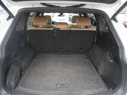 Used 2022 Volkswagen Tiguan SE w/ Panoramic Sunroof Package image 31