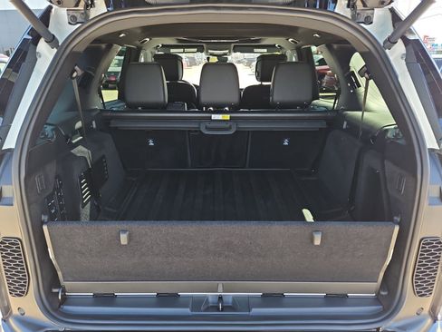 Used 2023 Land Rover Discovery Metropolitan Edition image 11