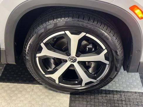 Certified 2025 Volkswagen Tiguan SE FWD image 11