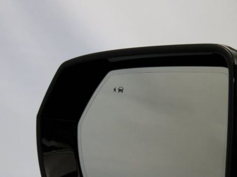 Used 2025 GMC Yukon Denali w/ Advanced Technology Package image 36