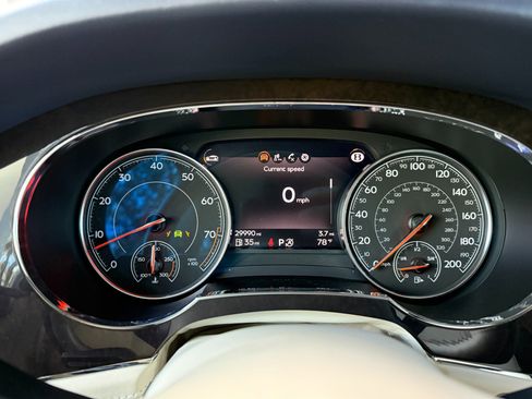 Used 2020 Bentley Bentayga image 40