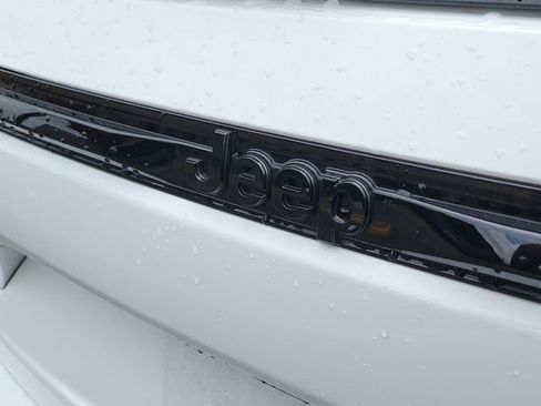 Used 2024 Jeep Grand Cherokee Limited w/ Black Appearance Package image 8