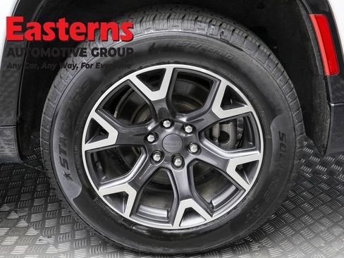 Used 2023 Jeep Wagoneer Series III w/ Preferred Equipment Group RWD image 8