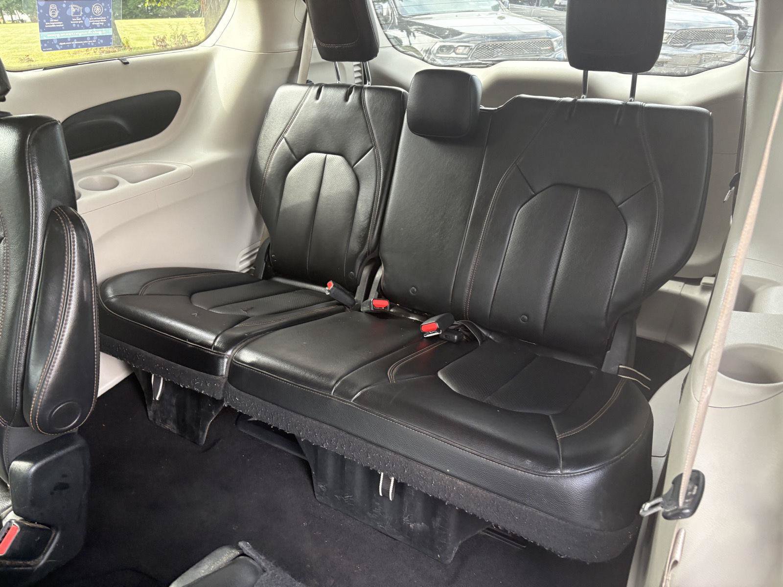 Used 2018 Chrysler Pacifica Touring-L w/ Tire & Wheel Group FWD image 19
