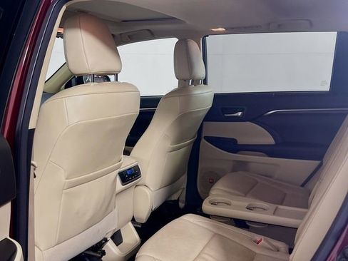 Used 2015 Toyota Highlander Limited w/ Driver Technology Package FWD image 22