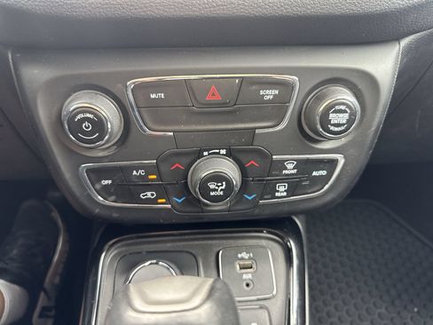 Used 2019 Jeep Compass Latitude AWD/4WD image 18