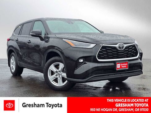 Used 2023 Toyota Highlander LE AWD/4WD image 1