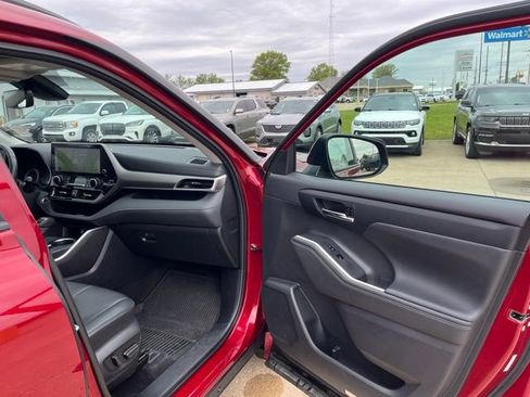 Used 2024 Toyota Highlander XLE AWD/4WD image 16