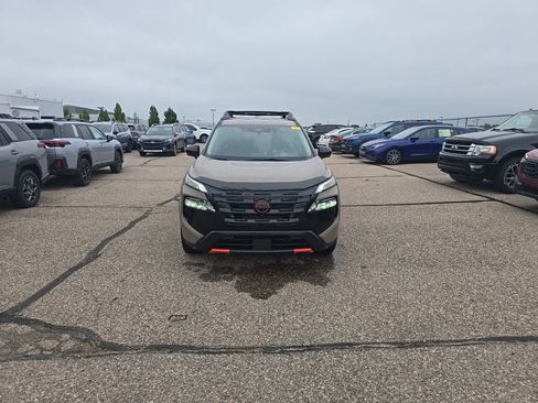Used 2025 Nissan Rogue SV AWD/4WD image 2