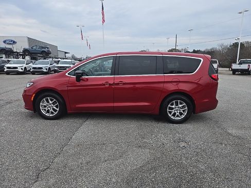 Used 2024 Chrysler Pacifica Touring-L image 8