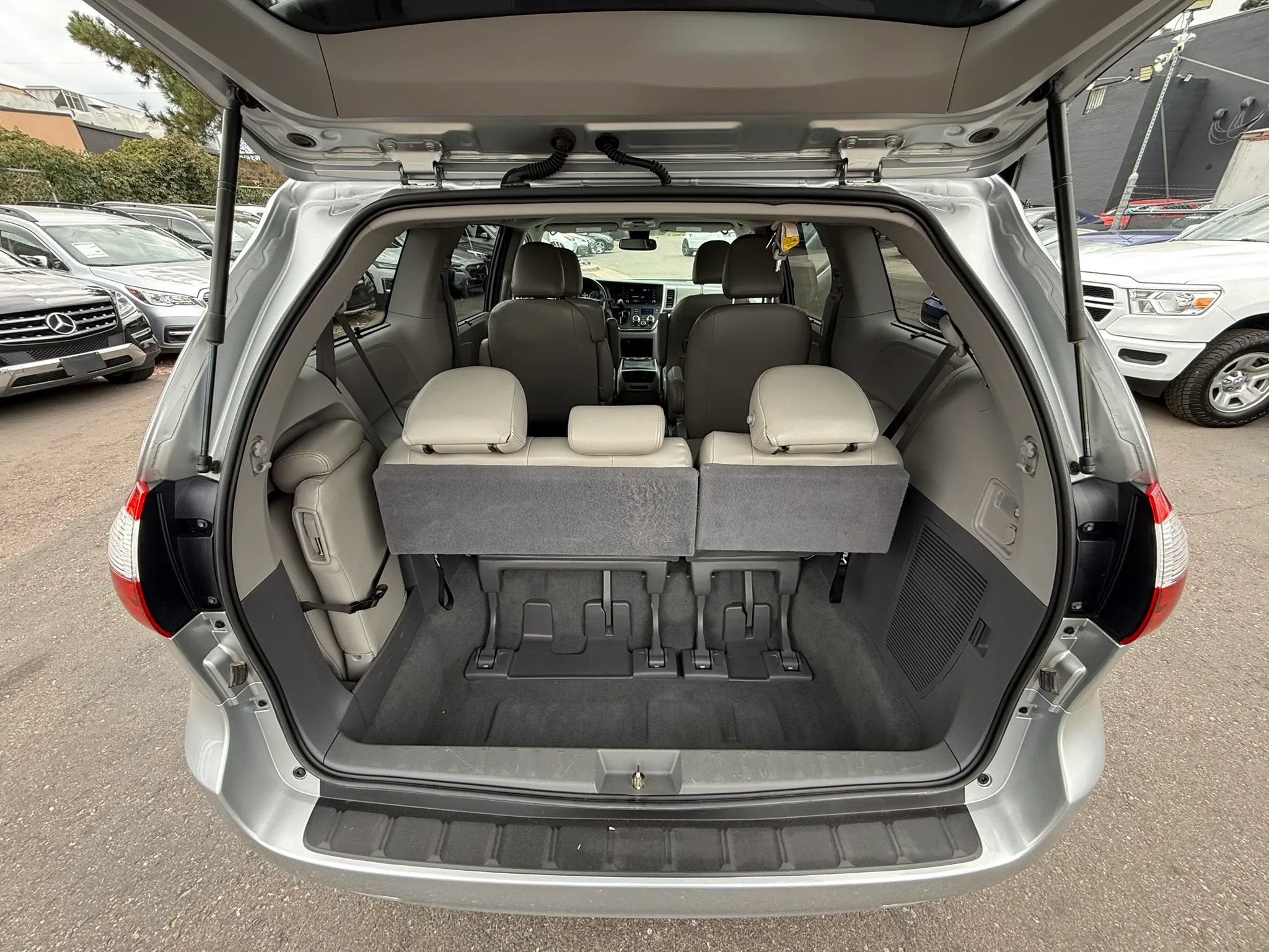 Used 2019 Toyota Sienna LE FWD image 18