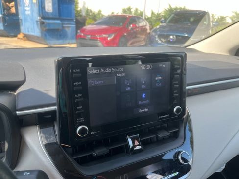 Used 2022 Toyota Corolla LE FWD image 9
