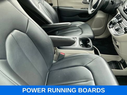Used 2023 Chrysler Pacifica Touring-L FWD image 14