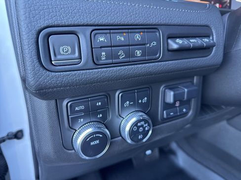 Used 2022 GMC Yukon Denali w/ Denali Premium Package image 27