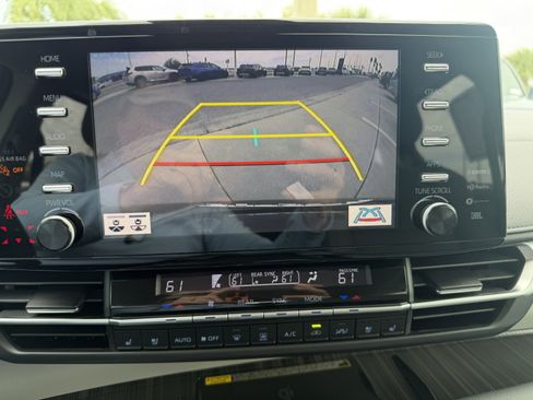 Used 2021 Toyota Sienna Limited image 25