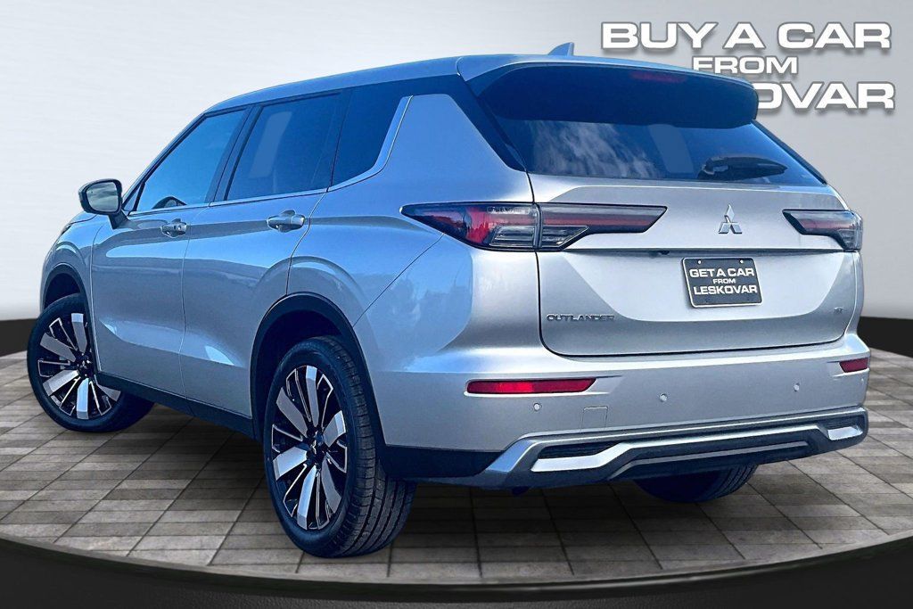 Used 2025 Mitsubishi Outlander SE AWD/4WD image 2