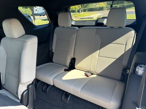 Used 2022 Chevrolet Traverse LS image 10