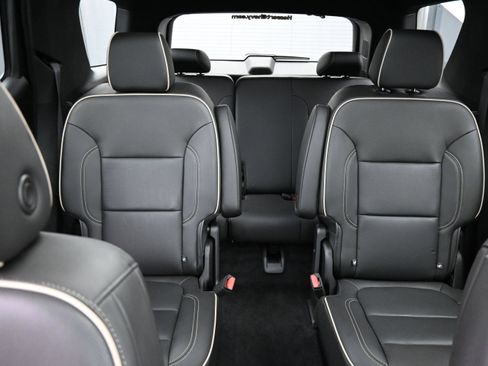 Used 2023 Chevrolet Traverse Premier AWD/4WD image 38