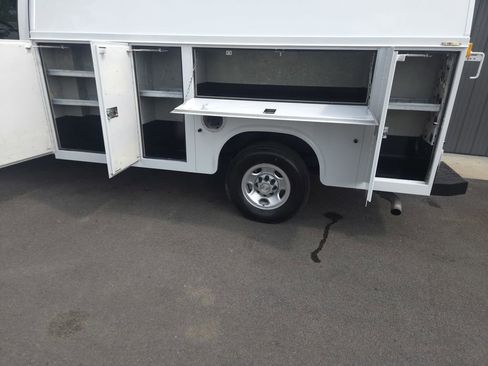 Used 2019 Chevrolet Express 3500 image 4