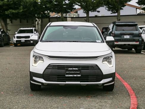 Certified 2025 Kia Niro LX image 3