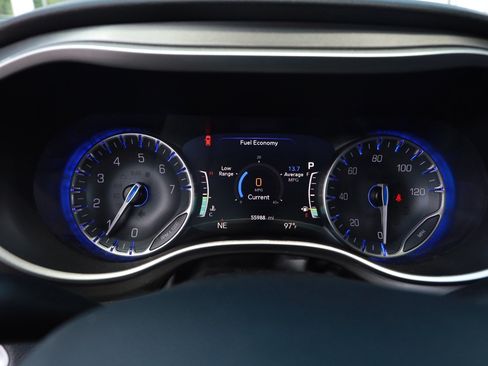 Used 2024 Chrysler Pacifica Touring-L FWD image 13