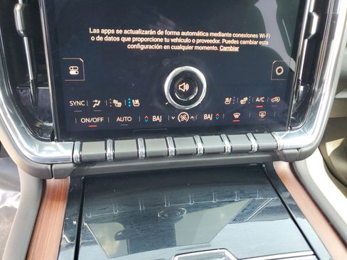 Used 2025 GMC Yukon Denali RWD image 27