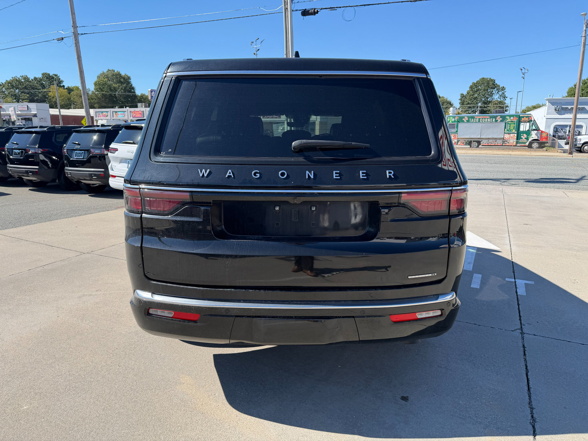 Certified 2024 Jeep Wagoneer Series II w/ Flexible Seating Group AWD/4WD image 5
