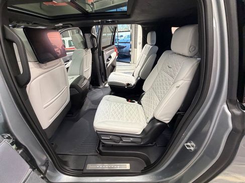 Used 2025 Cadillac Escalade ESV V image 64