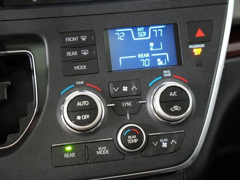 Used 2019 Toyota Sienna Limited Premium image 27