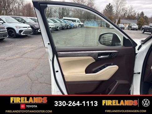 Used 2021 Toyota Highlander Limited image 9