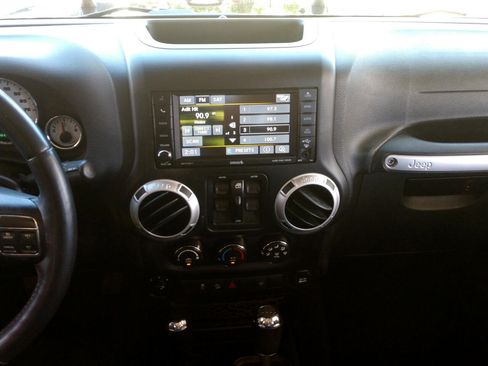 Used 2016 Jeep Wrangler Unlimited Sahara image 18