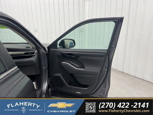 Used 2024 Toyota Highlander LE AWD/4WD image 14